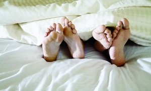 美国最新研究发现 不盖脚睡得香